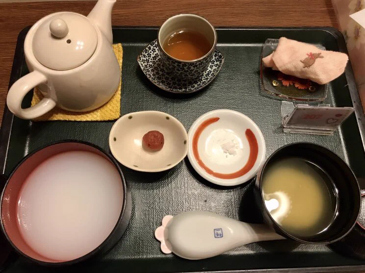 @pirika_mm お疲れ様でございました。
私の時はなんと梅干しと塩が付きました。
豪華豪華。 