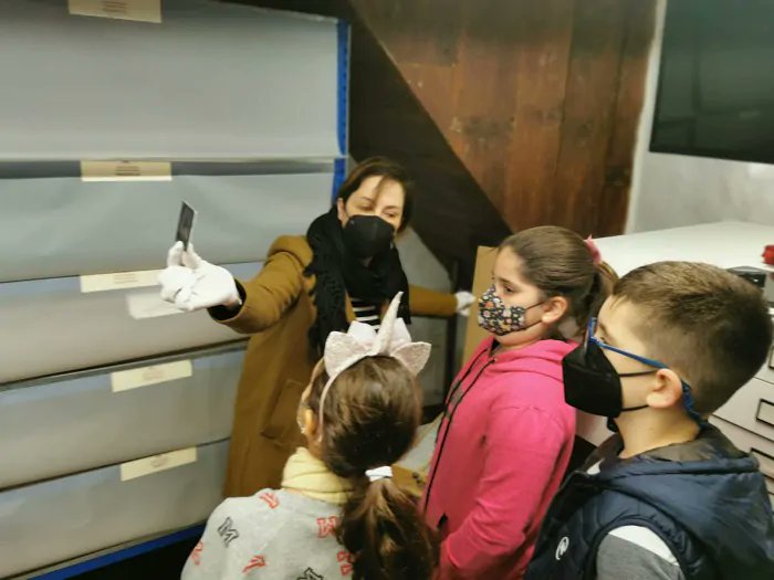 MuseosTenerife's tweet photo. 🏆 Hoy felicitamos al alumnado del CEIP Ayatimas, que recibió el primer premio en el concurso 'Canarias a Pie de Foto', gracias al proyecto 'Pasado y presente, unidos por una foto', desarrollado en colaboración con el Museo de Historia y Antropología.

https://t.co/V4dxxycmuh https://t.co/h8YfaCGPI7