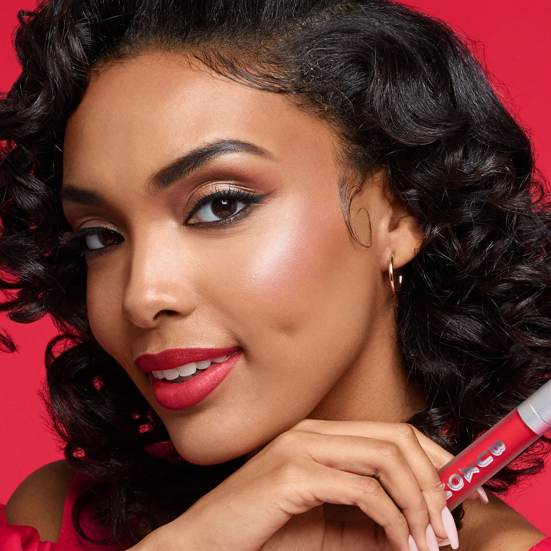 📠: Full-On Plumping Lip Matte is a visibly pout-plumping, pigment-rich lip color that glides on like a gloss and sets to a velvety smooth, matte finish. 💋 

Shop yours bit.ly/3m1i1OT