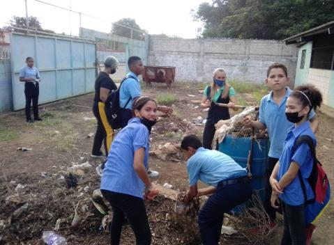 Jornada de Limpieza en la <a href="/UENLuisUrdanet1/">UEN-LuisUrdanetaSanFco</a> el alumnado y los profesores para embellecer nuestros espacios educativo
<a href="/NicolasMaduro/">Nicolás Maduro</a> 
@MPPEDUCACION 
<a href="/_LaAvanzadora/">Yelitze Santaella</a> 
<a href="/dorelisecheto/">Dorelis Echeto</a>
@zonaeduzulia <a href="/MediaGeneralZEZ/">Coord de Media General del Zulia</a>