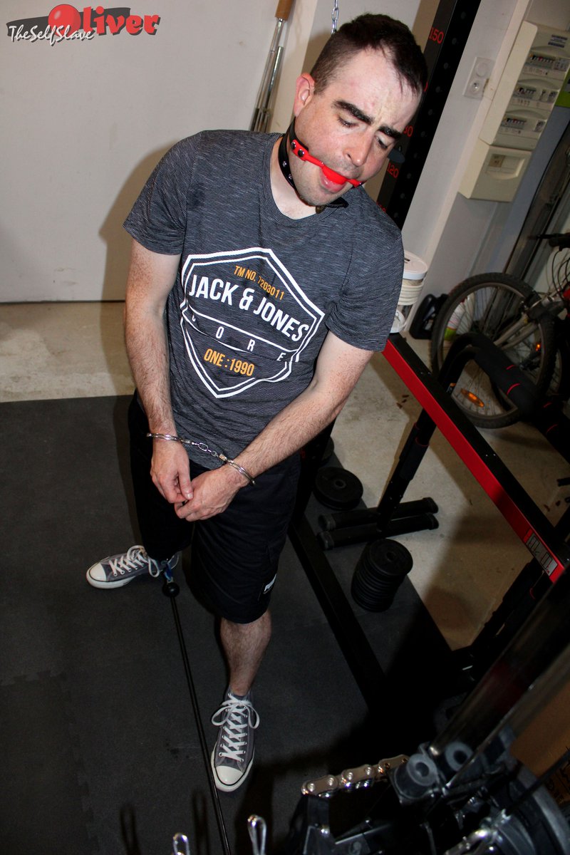 OliverSelfSlave's tweet photo. Pics from yesterday's challenge
#bondage #bondageguy #bondageboy #tiedup #tiedupguy #SM #challenge #handcuffs #ballgagged #collar #timedlockbox https://t.co/f3iuQEB4jn