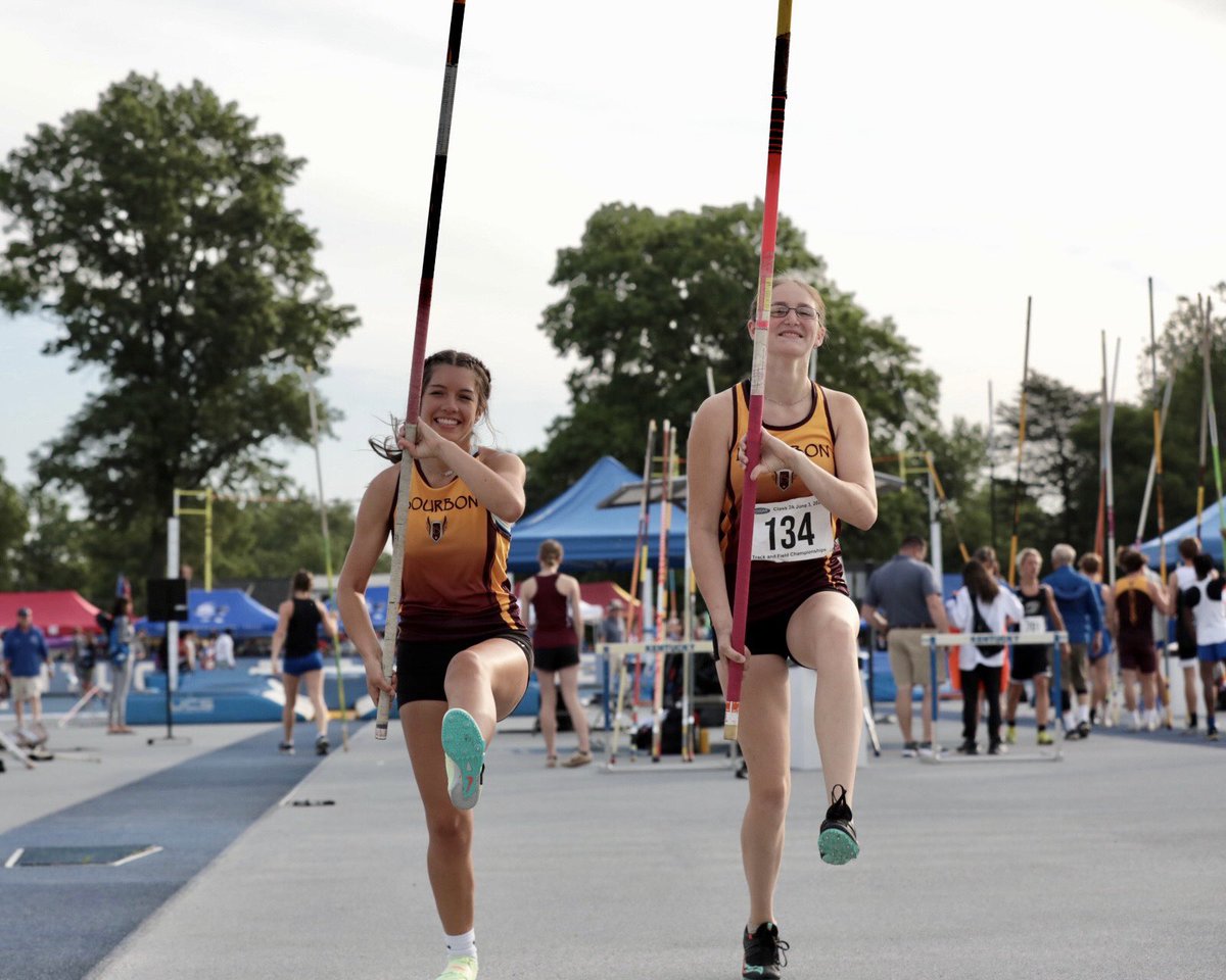 It’s all smiles over here as 2A competition gets underway at the 2022 Clark’s Pump-N-Shop Track &amp; Field State Championships presented by UK HealthCare.

📺 KHSAA.tv
📊 milesplit.live/meets/483333
📸 <a href="/kytrackxc/">KYtrackXC.com</a>