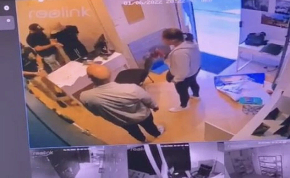 🇫🇷 FLASH - La BAC, qui pensait avoir affaire à un braquage, est intervenue lors d'un escape game à #Paris et a menotté 2 joueurs en pleine partie. Les jeunes ont tenu tête aux policiers, pensant que c’était des comédiens. (Le Parisien)