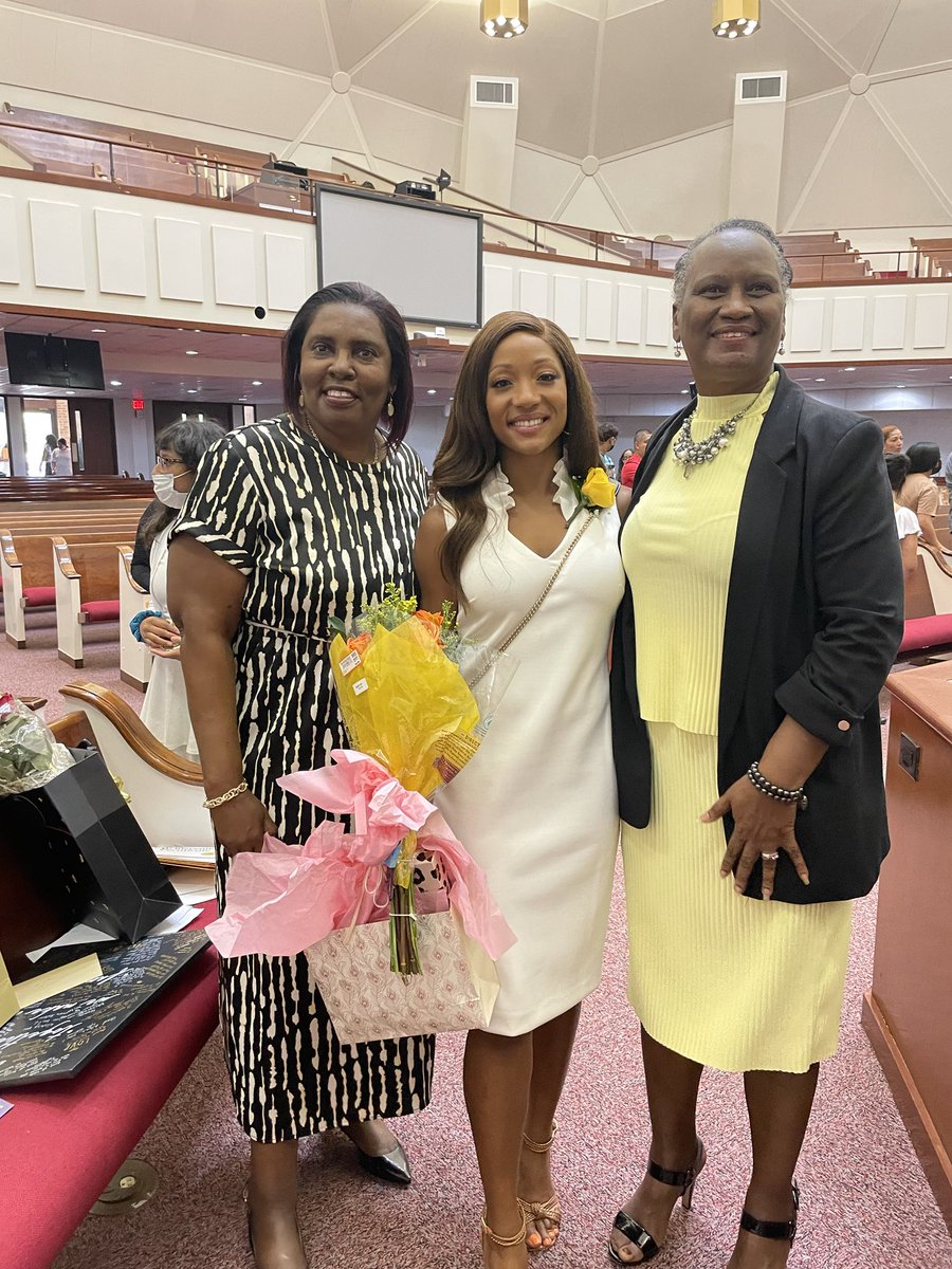 MsAnnTillis1's tweet photo. “News Anchorwoman Daranesha Herron” #KVUE-13spoke to the Hobby Graduating Class of 2022 on yesterday, such a powerful message, these are her teachers who taught her. Daranesha makes all of us proud and so Beautiful! 💐😇💜🥰🌈 https://t.co/b4ACKcWLYv
