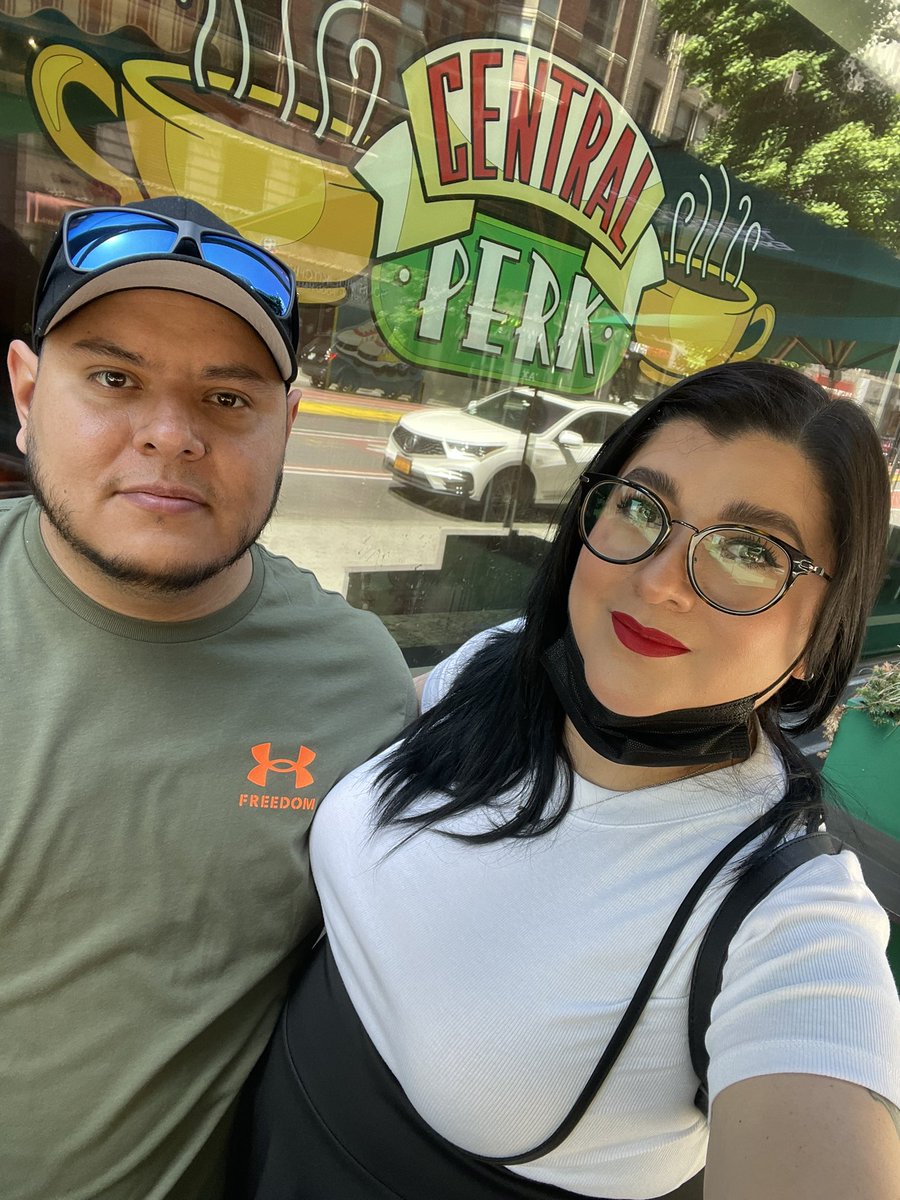 iealv's tweet photo. The FRIENDS experience! The one in New York City! 💕 #FavoriteShow https://t.co/MnhjZhgCM6