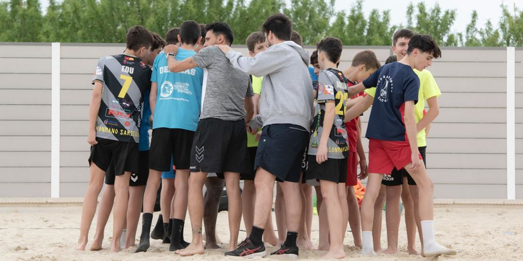FCYLBM's tweet photo. BALONMANO PLAYA 🤾♀️🤾♂️
Las selecciones de Castilla y León apuran su preparación para el #cesabmplaya2022
👀 Toda la información en el siguiente enlace https://t.co/7odTS5bciR
#handballbeach #balonmanoplaya https://t.co/ID5ReruVQA