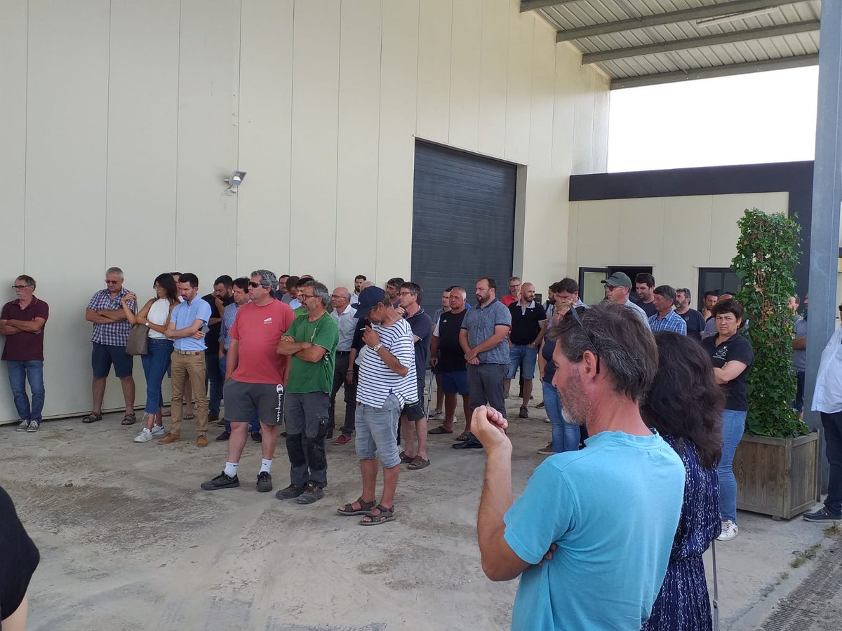 chambagri33's tweet photo. [EN DIRECT] Plus de 80 viticulteurs réunis à Saint-Quentin-de-Caplong suite aux récents épisodes de grêle. Au programme : les bons gestes à adopter, avec l'intervention de nos conseillers viticoles.  L'occasion également d'exprimer toute notre solidarité. 
#grele #vigne #gironde https://t.co/SLZKh8pkQ0