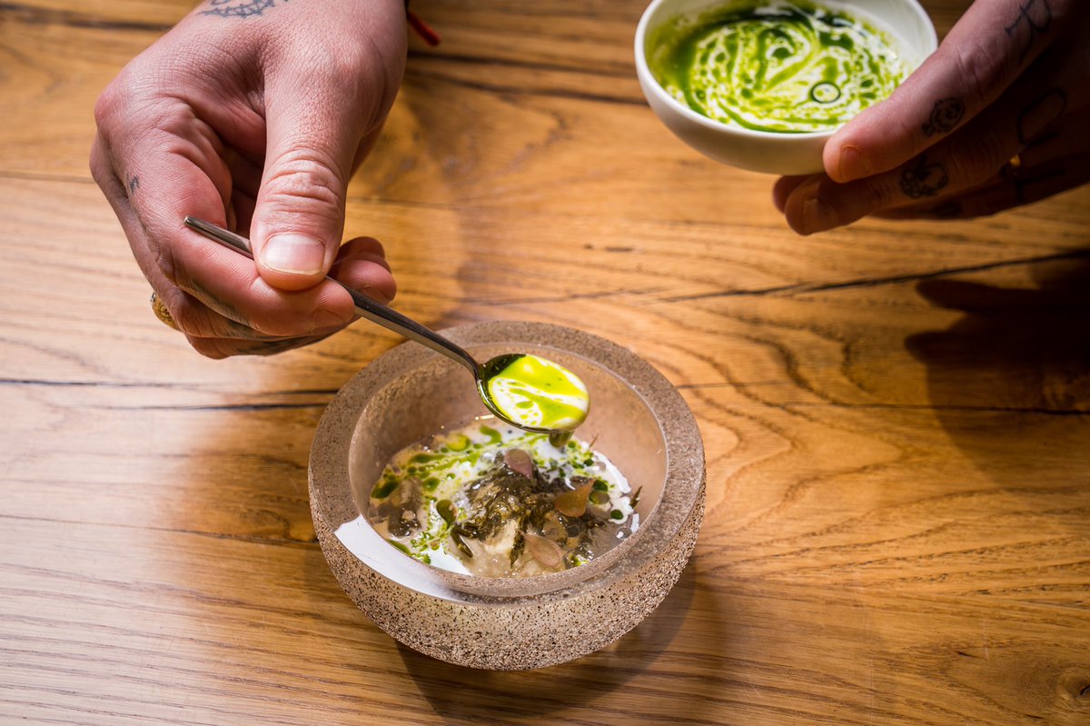 Arte, el nuestro es gastronómico. Los últimos toques de un artista cuando termina su obra.

Art, ours is the culinary one. The final touches of an artist when he finishes his creation.