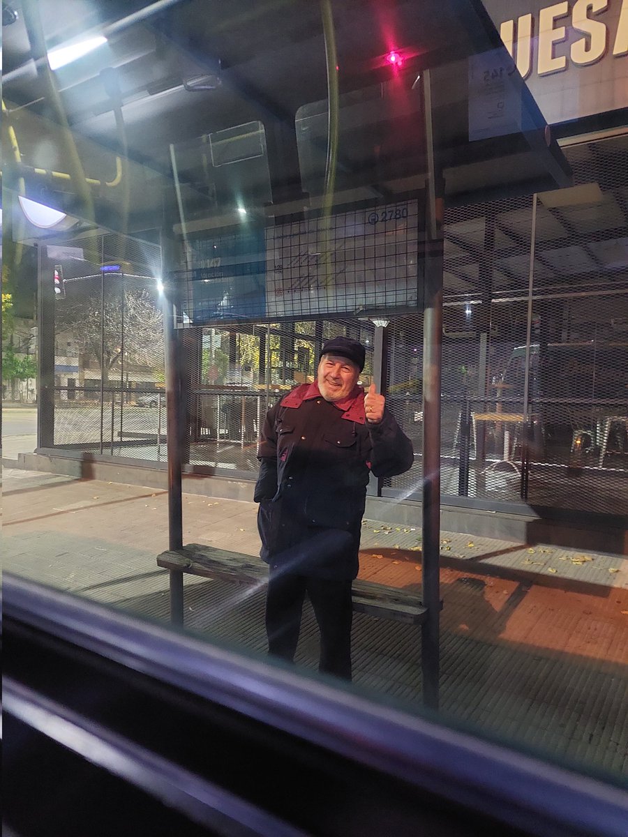 FranchuDear9's tweet image. Mi abuelo, 75 años, se levanta todos los días a las 5.30 a.m para acompañarnos a mi y a mi mamá a tomarnos el colectivo para ir a trabajar. El otro día lo mire por la ventanilla y se me llenaron los ojos de lagrimas. Gracias por todo siempre abuelito, te amo mucho 💕