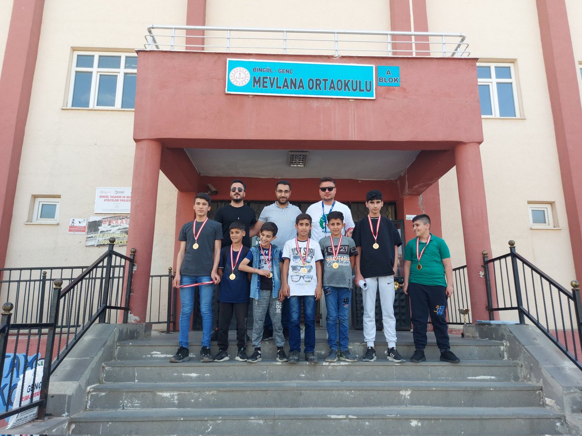Okulumuzda  yapılan Futbol Turnuvasında ilk 3’e giren sınıflarımıza törende madalyaları takdim edildi. Şampiyon olan takımlara ise törende kupaları takdim edildi. Emeği geçen Beden Eğitimi Öğretmenlerimiz Yakub GELEN ve Çağatay DANACI’ya teşekkür ederiz.<a href="/bingolmem/">Bingöl MEM</a> <a href="/gencmem12/">Genç İlçe Milli Eğitim Müdürlüğü</a>
