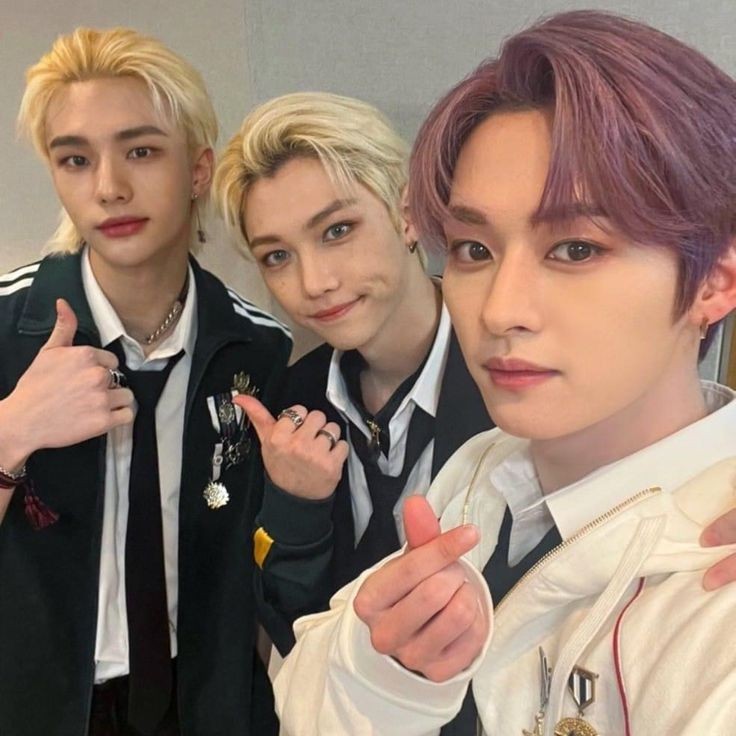 DANCERACHA SELCA😉
#HYUNJIN #현진 #LEEKNOW #리노 #FELIX #필릭스 #StrayKids