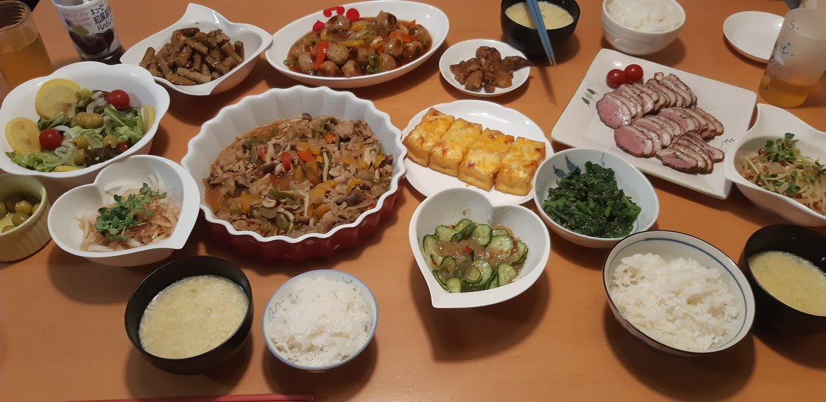 今夜の夕飯🍴肉だんごと野菜の甘酢和え&厚揚げのピザ風&合鴨ロース&ごぼうの煮物&春菊のごま和え&玉ねぎスライス&残り物達～☺️三男が帰宅するまで