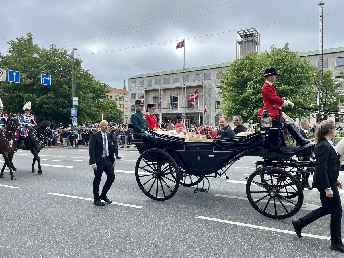 MixSchmidt's tweet photo. Glem alt om #NorthSide - The Queen is in town 👑😄 @AarhusKommune https://t.co/g9uMfa6EdJ