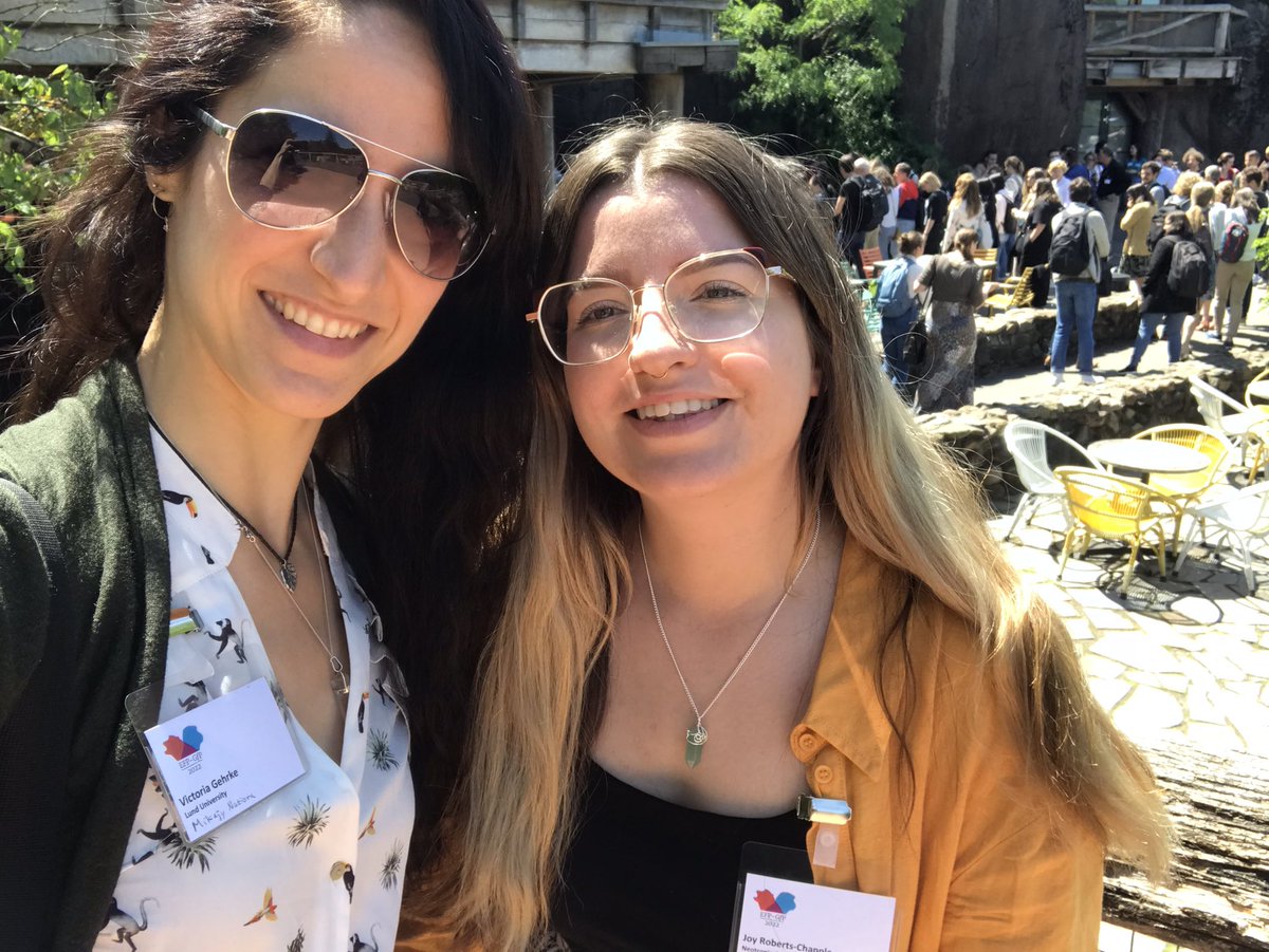 Understated but fun part of @EFP_GfP2022 <a href="/EFPrimatology/">EFP-Primatology</a> conference at <a href="/burgerszoo/">Burgers' Zoo</a> is spotting everyone's beautifully themed outfits! Let's start a thread to celebrate our passion for primates effecting our fashion choices - I'll go first here with Joy from <a href="/PrimateWonder/">Primate Wonder</a> 🥰