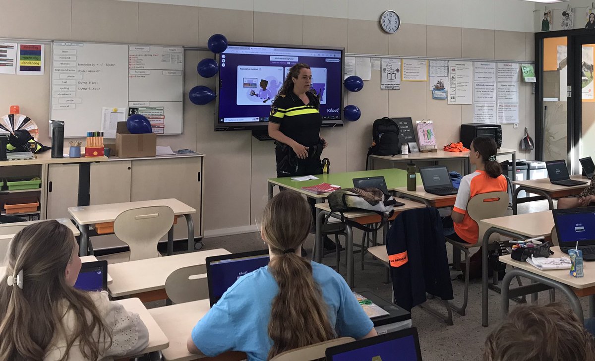 Deze week waren de wijkagenten Ine, Perry en Carolien op de markt in Oirschot bij de ‘Bijtende Bende’ om voorlichting te geven over drugscriminaliteit. En gaf jeugdagent Noortje vandaag voorlichting op de Verkeersveiligheidsdag voor groepen 8 van basisscholen in Oirschot. Top!👍
