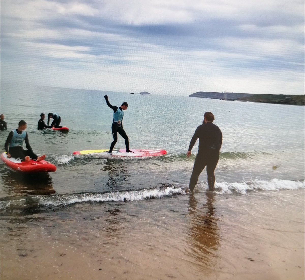 mehouas_'s tweet photo. Très belle animation  sur la #plage de #Frehel aujourd hui de l association @Coallia. Une journée #surf pour Tous avec baptêmes de surf gratuits pour les personnes en situation de #handicaps. Les surfeurs en herbe ont fait une très belle présentation d équilibre. @regionbretagne https://t.co/QsQJlS2MXY