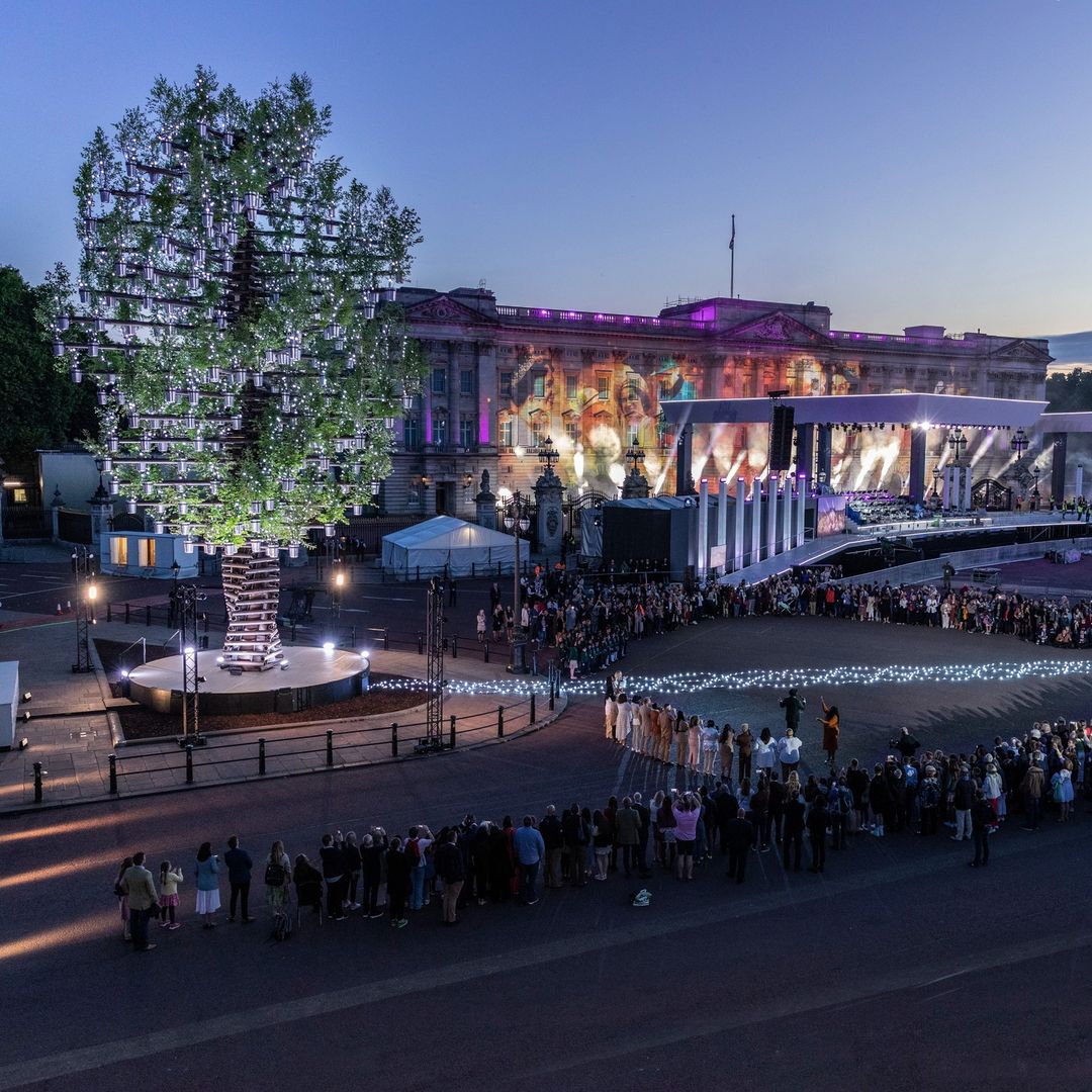 QGCanopy's tweet image. In a special ceremony led by The Queen in Windsor the QGC Tree of #Trees was illuminated as the Principal Beacon at Buckingham Palace🌳

The Duke of Cambridge represented Her Majesty as the Tree was illuminated &amp;amp; 3,000 beacons were lit across the UK &amp;amp; Commonwealth in celebration!