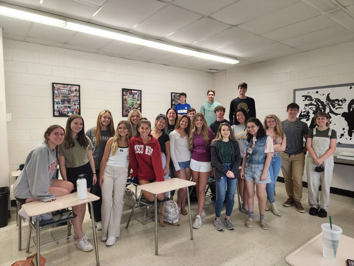 PsychTeach95's tweet photo. My graduation "gift" day with 3rd Period AP Psych 21-22 #apictureforthememories https://t.co/DAu2R6bvxa