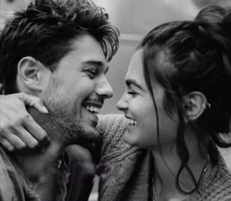 .

Senden bahsederken gözlerimin içi gülüyormuş ,
     Öyle diyorlar...