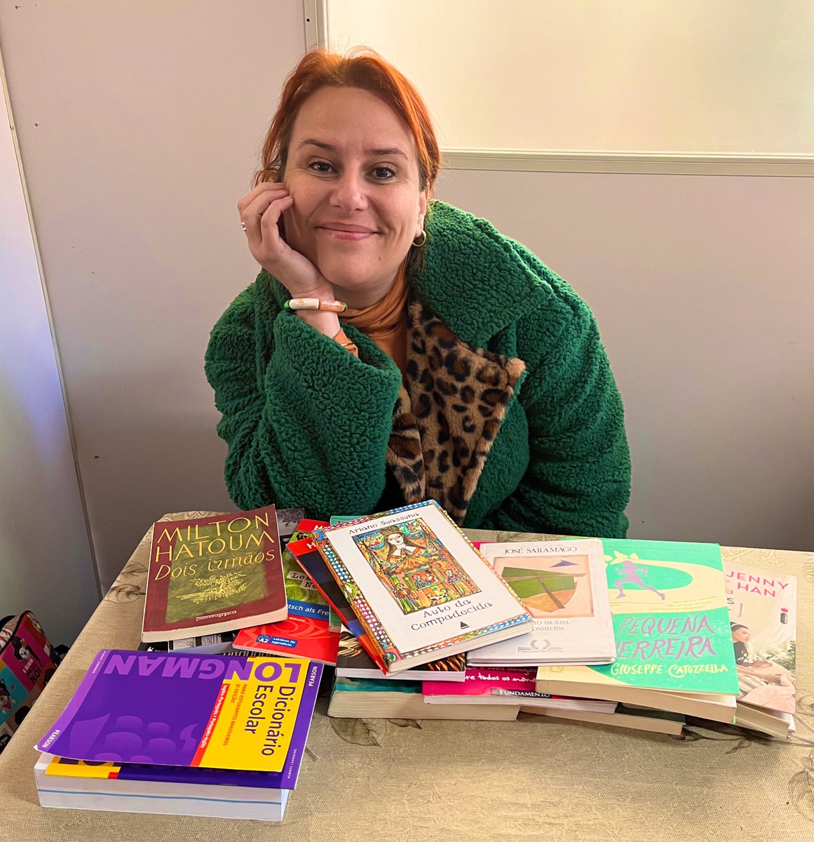 najladiniz's tweet photo. “Amada, tenho umas coisas pros teus alunos”, @medeirosinter nossa biblioteca agradece, de novo ❤️ https://t.co/MiUUDn9JMG
