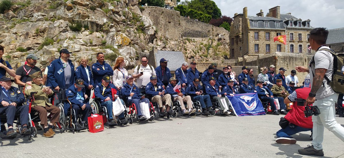EPMontStMichel's tweet photo. Quel honneur d'avoir pu accueillir les vétérans américains au #MontSaintMichel ! 7 d'entre eux ont vécu le débarquement qui libérait la France 🇫🇷
Merci aux enfants pour leur accueil chaleureux ainsi qu'à tous ceux présents ce midi pour cet accueil🙏

#DDay #Normandy #USArmy https://t.co/V47RByh94b