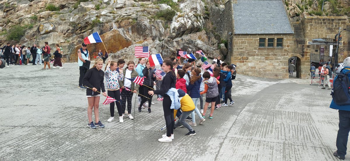 EPMontStMichel's tweet photo. Quel honneur d'avoir pu accueillir les vétérans américains au #MontSaintMichel ! 7 d'entre eux ont vécu le débarquement qui libérait la France 🇫🇷
Merci aux enfants pour leur accueil chaleureux ainsi qu'à tous ceux présents ce midi pour cet accueil🙏

#DDay #Normandy #USArmy https://t.co/V47RByh94b