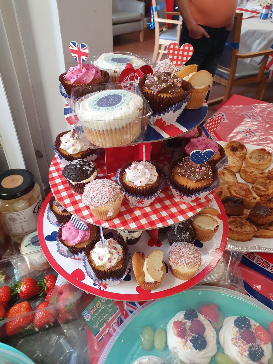 Sylvieface's tweet photo. #teamcedars creating an amazing Jubilee celebration for our patients
#penninecarepeople @PennineCareNHS @lazenbury88 @Jaco_H_Nel @Sharonfitton3 https://t.co/HxrInaZ0kx