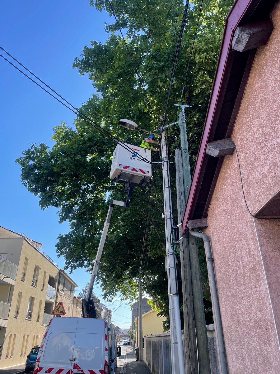 SIGERLy_'s tweet image. [ECLAIRAGE PUBLIC] A #Givors, 2️⃣0️⃣8️⃣6️⃣ points lumineux 💡sont en train de passer en LED. Un projet d'envergure ! 
✅A la clé : 55 % d'électricité consommée en moins soit 69 000 € d'économies annuelles !
👉Merci à #Serpollet qui déploie les nouveaux luminaires sur le terrain