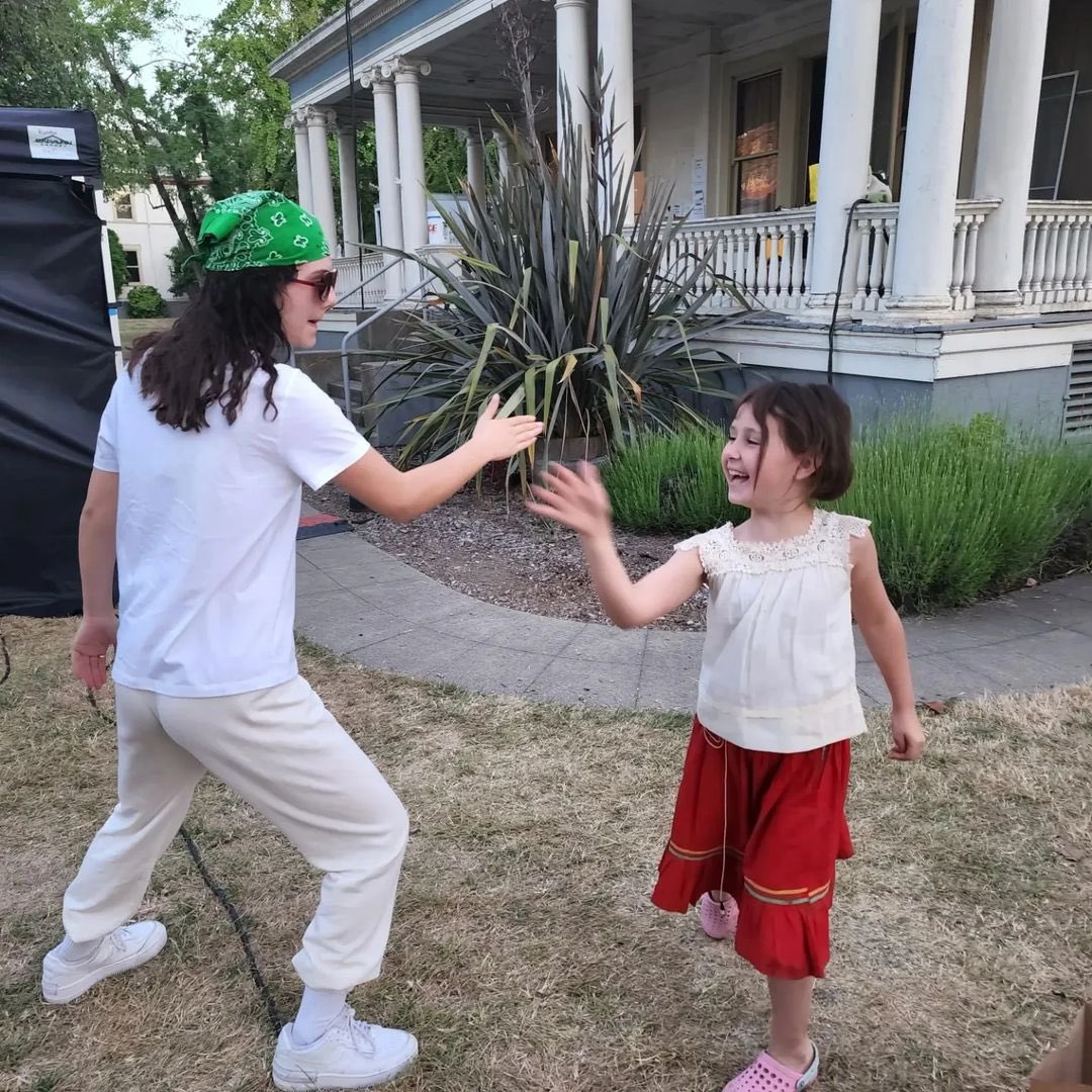 ocicattt's tweet photo. May 2022
#Fairyland 🏳️🌈#PortalsOfThePast
Prod: GregLauritano,RomanCoppola, #SofiaCoppola
📸 NessaDougherty (IG) with:
🎬Director, AndrewDurham
Producer, Megan I. Carlson
@EmiliaJonesy
@AlysiaAbbott
Crew members
.
#CodyFern #AdamLambert #BellaMurphy
Who portrayed Steve Abbott ? https://t.co/VTefad4lca