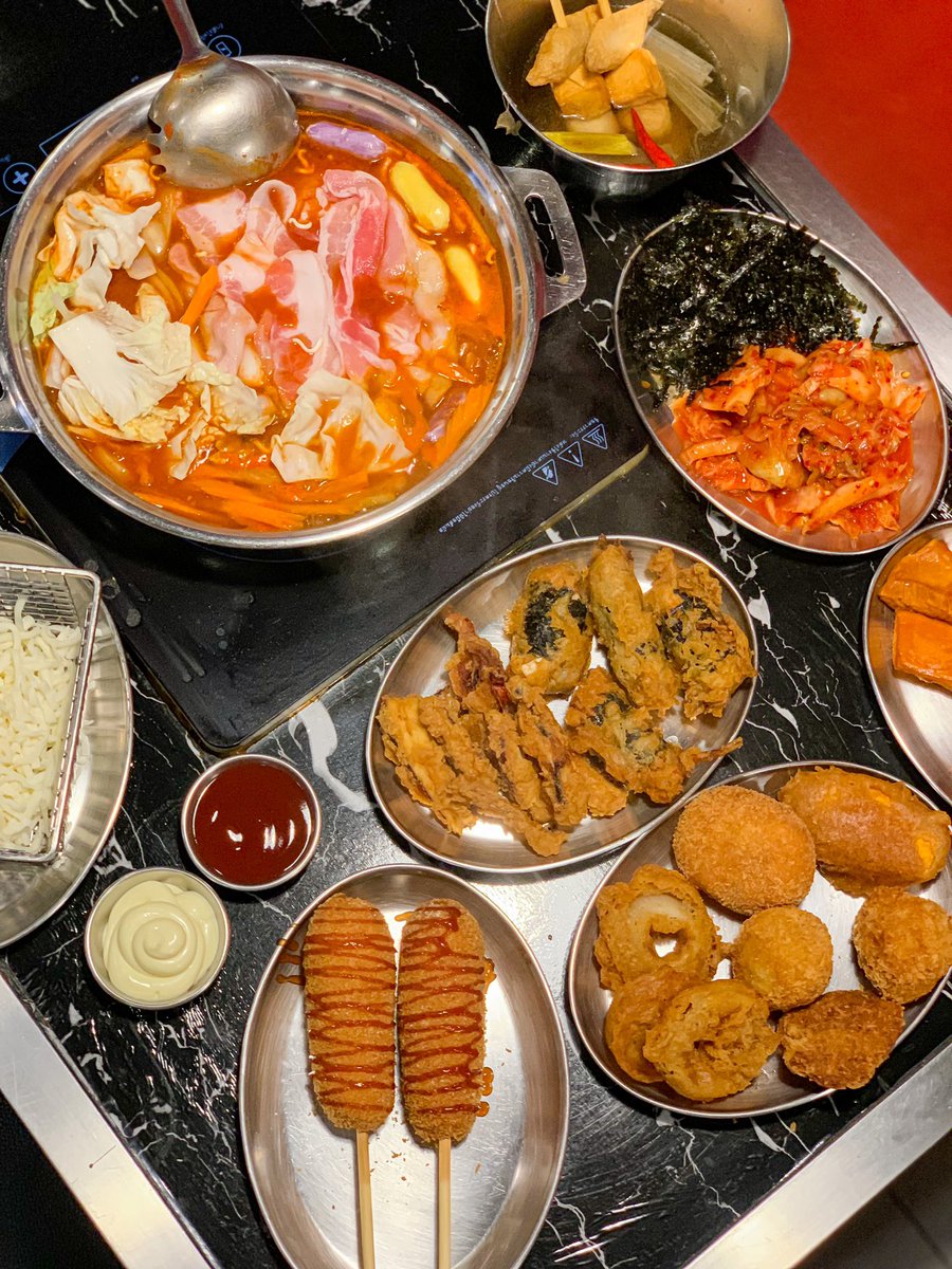 whatdoueattoday's tweet photo. มาอวยยศให้ร้าน 𝗛𝗢𝗧𝗣𝗢𝗞𝗞𝗜🇰🇷🫰🏻🌟 เป็นบุฟต๊อกที่ถูกและดีมากๆ จัดเต็มทั้งต๊อกบกกี ข้าวผัด คอร์นด็อก ไก่ทอด คิมมารีและของกินเล่นอีกเพียบบ หมดนี่แค่คนละ 279 บาทเองอะ🥹 เดี๋ยวเล่าต่อในเธรดเลยว่ามันคุ้มแค่ไหนคับบ
📍Hotpokki | เมเจอร์ปิ่นเกล้า
@aroii @ReviewAroii #อร่อยบอกต่อ https://t.co/zJ9GFo0l66