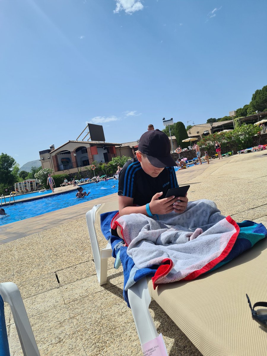 mm142723's tweet photo. Only way I could get him out the pool was to download a book to my Kindle for him #waterbaby https://t.co/OhiUJfswvo