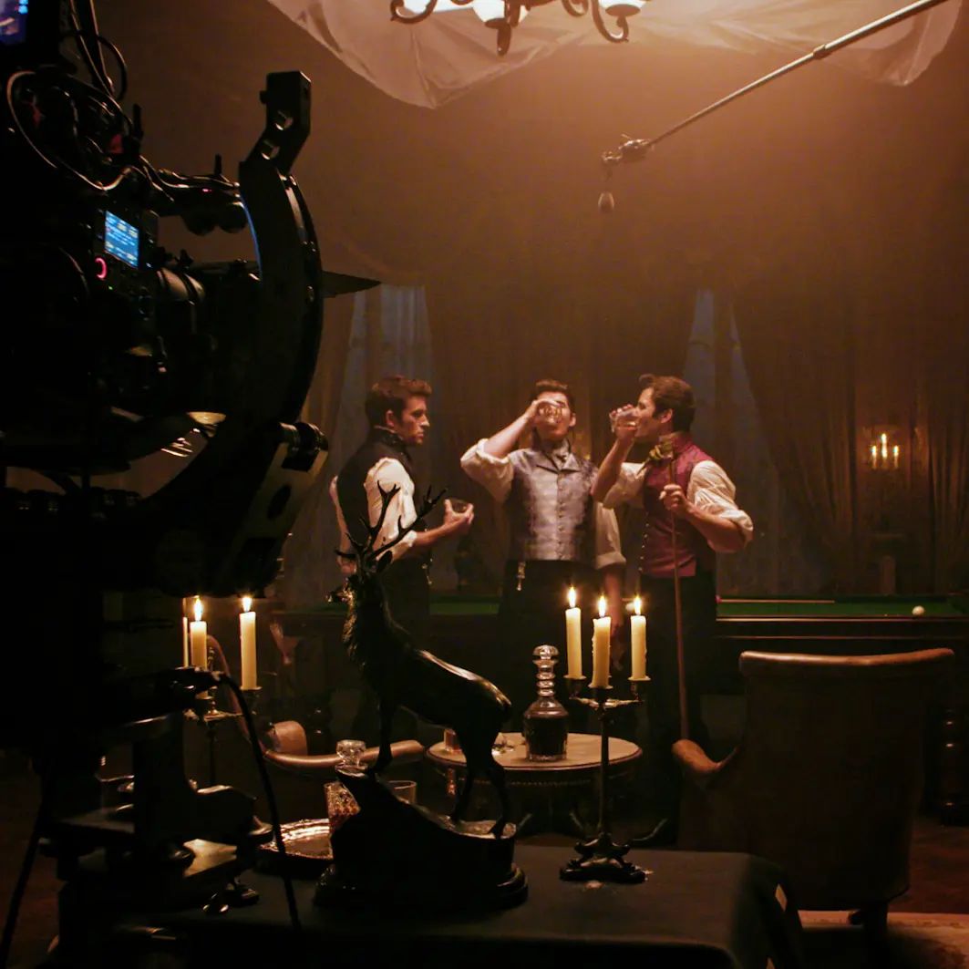 badpostlukes's tweet photo. New behind the scenes photo from “Bridgerton” season 2 episode 6 (via ryanwheelervideo on Instagram) https://t.co/RBmfdD2H2t