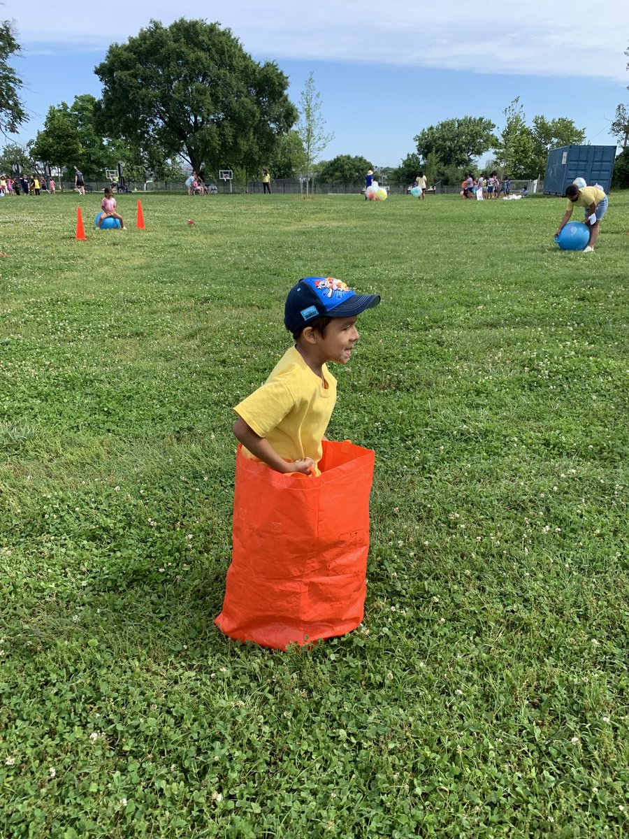 BTCrandall's tweet photo. Wonderful weather for our Farring Field Day! ⁦@PlaceTos⁩ ⁦@SonjaSantelises⁩ ⁦@BaltCitySchools⁩ https://t.co/xIvfFwClgm