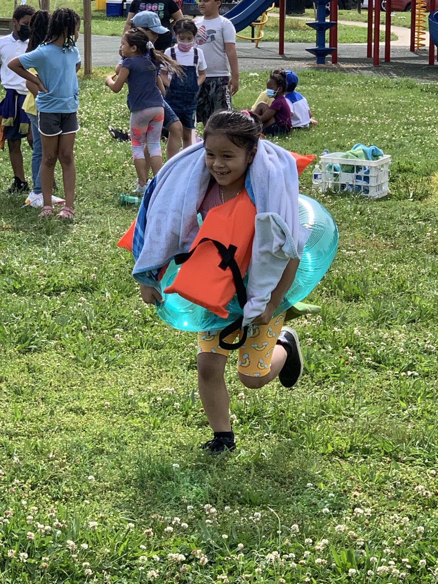 BTCrandall's tweet photo. Wonderful weather for our Farring Field Day! ⁦@PlaceTos⁩ ⁦@SonjaSantelises⁩ ⁦@BaltCitySchools⁩ https://t.co/xIvfFwClgm