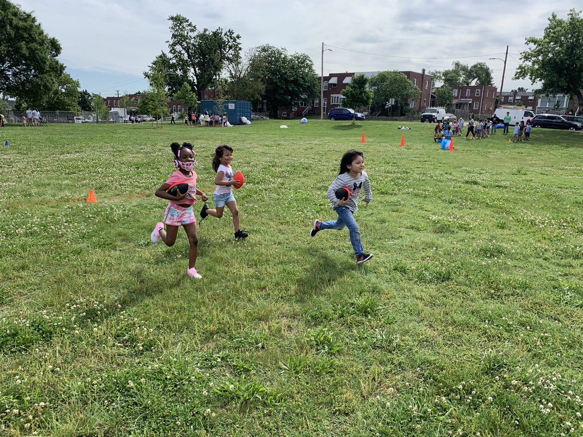 BTCrandall's tweet photo. Wonderful weather for our Farring Field Day! ⁦@PlaceTos⁩ ⁦@SonjaSantelises⁩ ⁦@BaltCitySchools⁩ https://t.co/xIvfFwClgm