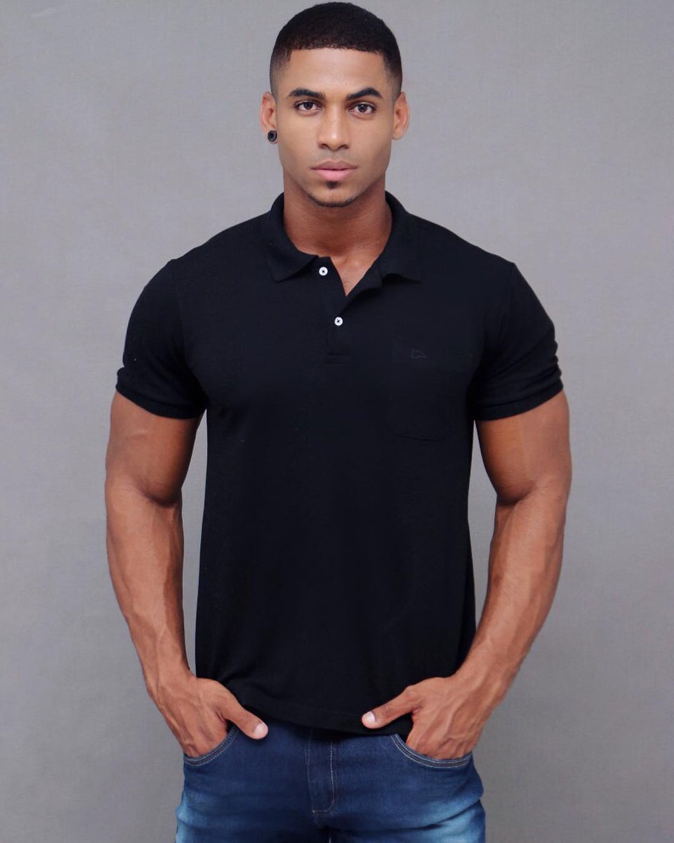 Was shopping around at Whole Foods here in Seattle when I noticed this gorgeous woman. Don't think she's from the city, but I'd like to get to know her. I just want to come on too strong.