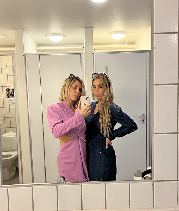 Dieu que l&rsquo;on se ressemble 😍🥵🙊 @Roxy_Lane_OL @lane_official  It&rsquo;s crazy how we look similar 😩💋 https://t<a class="tags" target="_blank" title="On Twitter" href="/?out=eyJ0eXAiOiJKV1QiLCJhbGciOiJIUzUxMiJ9.eyJpYXQiOjE3MjExMTQzNTksImlzcyI6InR3cG9ybnN0YXJzLmNvbSIsIm5iZiI6MTcyMTExNDM1OSwiZXhwIjoxNzUyNjUwMzU5LCJyZWRpcmVjdF91cmwiOiJodHRwczovL3R3aXR0ZXIuY29tL1JveHlfTGFuZV9PTCJ9.fb8MwGpFQqHvJie6zWROGHbNfmGLc3cfDokOyslYIDv2Dm24itGQRbAk9zw_NJVxyxmw4epxhG0Sdly9fXCptQ">@Roxy_Lane_OL</a><a class="tags" target="_blank" title="On Twitter" href="/?out=eyJ0eXAiOiJKV1QiLCJhbGciOiJIUzUxMiJ9.eyJpYXQiOjE3MjExMTQzNTksImlzcyI6InR3cG9ybnN0YXJzLmNvbSIsIm5iZiI6MTcyMTExNDM1OSwiZXhwIjoxNzUyNjUwMzU5LCJyZWRpcmVjdF91cmwiOiJodHRwczovL3R3aXR0ZXIuY29tL2xhbmVfb2ZmaWNpYWwifQ.r7cXHlGa5hfKpI3FQztgVVptC2rvt3bqY7zaiAkeKJoORcaNinuFxYiFoiNy3S_-tlqHW0icI0mJLLGdoCmhGA">@lane_official</a>