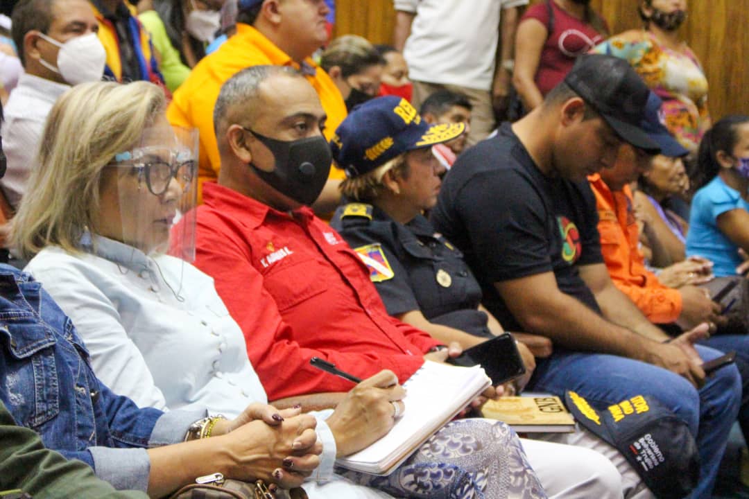 #EnVivo 🔴 || El gobernador <a href="/Gerardo4fPsuv/">Gerardo Márquez</a> comienza con el segmento #EntreUstedesYYo.
"Yo estoy atento a las denuncias del pueblo. Ustedes denuncian y nosotros investigamos como debe ser".
 
#HáblameGerardo
#ApureEsNuestro