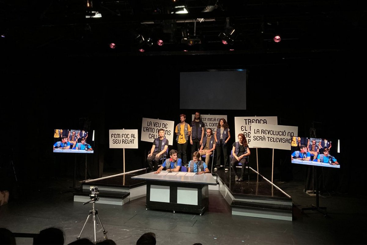 #CULTURA | Mitjans, poder i sobirania comunicativa entren a escena directa.cat/mitjans-poder-… 'Venezuela', l'obra de La Canadiense i <a href="/ATiroHecho/">A Tiro Hecho</a> que critica la influència del poder polític i econòmic en els mitjans, es podrà veure aquest diumenge a <a href="/e_inestable/">proyecto inestable</a>. Per @salavertdef