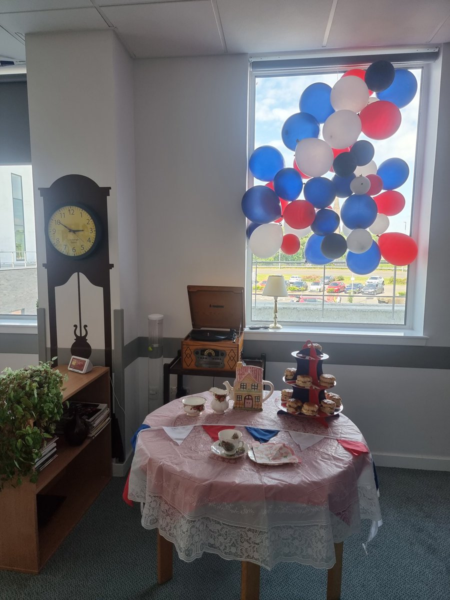 Platinum Jubilee afternoon tea for patients in New Vic <a href="/nhsggc/">NHS Greater Glasgow and Clyde</a>