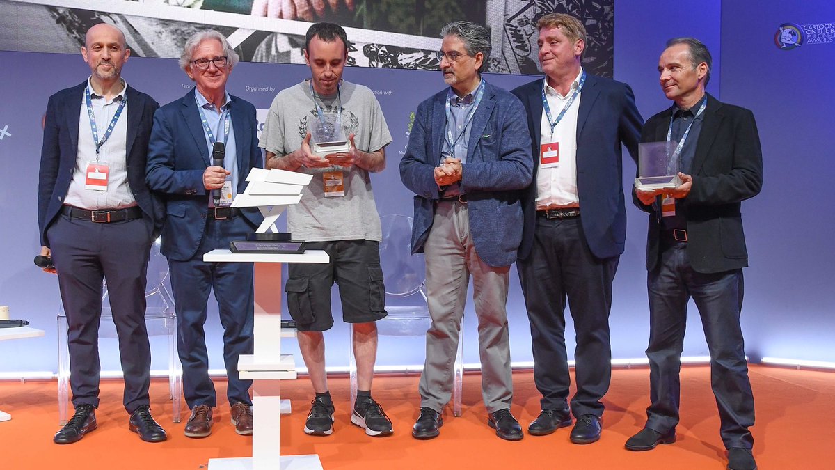 CartoonsBayRai's tweet photo. 💥 @zerocalcare e Carlos Grangel ricevono a #Cotb22 il Premio Sergio Bonelli 👏 

#zerocalcare #carlosgrangel #premiosergiobonelli #cartoonsonthebay #rai #raicom @Raicomspa https://t.co/IOXpRW4Hvf