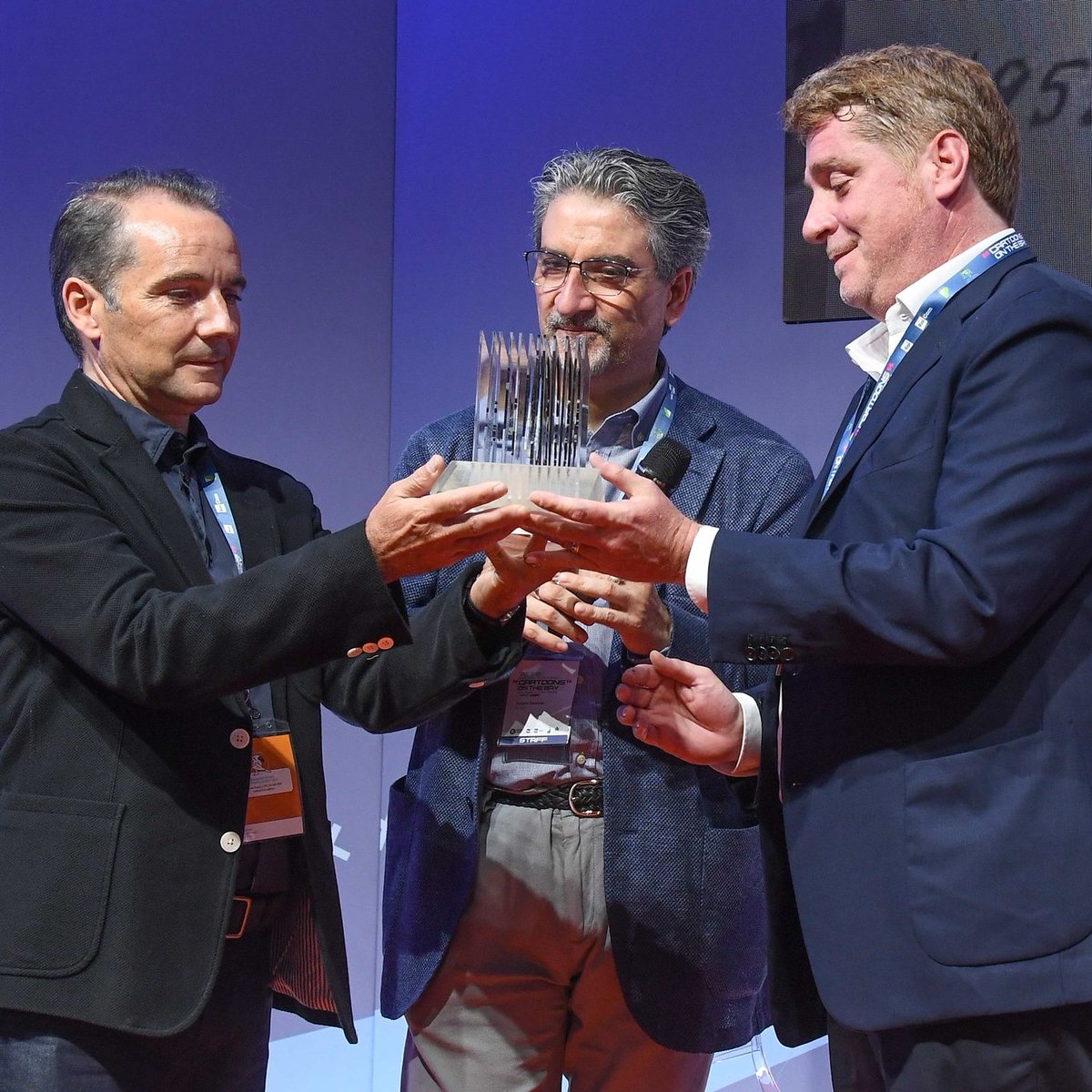 CartoonsBayRai's tweet photo. 💥 @zerocalcare e Carlos Grangel ricevono a #Cotb22 il Premio Sergio Bonelli 👏 

#zerocalcare #carlosgrangel #premiosergiobonelli #cartoonsonthebay #rai #raicom @Raicomspa https://t.co/IOXpRW4Hvf