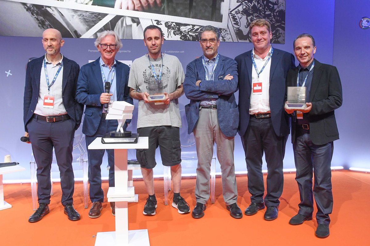 CartoonsBayRai's tweet photo. 💥 @zerocalcare e Carlos Grangel ricevono a #Cotb22 il Premio Sergio Bonelli 👏 

#zerocalcare #carlosgrangel #premiosergiobonelli #cartoonsonthebay #rai #raicom @Raicomspa https://t.co/IOXpRW4Hvf