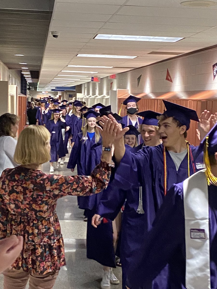 smbosch's tweet photo. Congrats Class of 2022! πππ #seniorstroll S/O to Friends on the Square for the lemonade π! https://t.co/LCHvg04idM