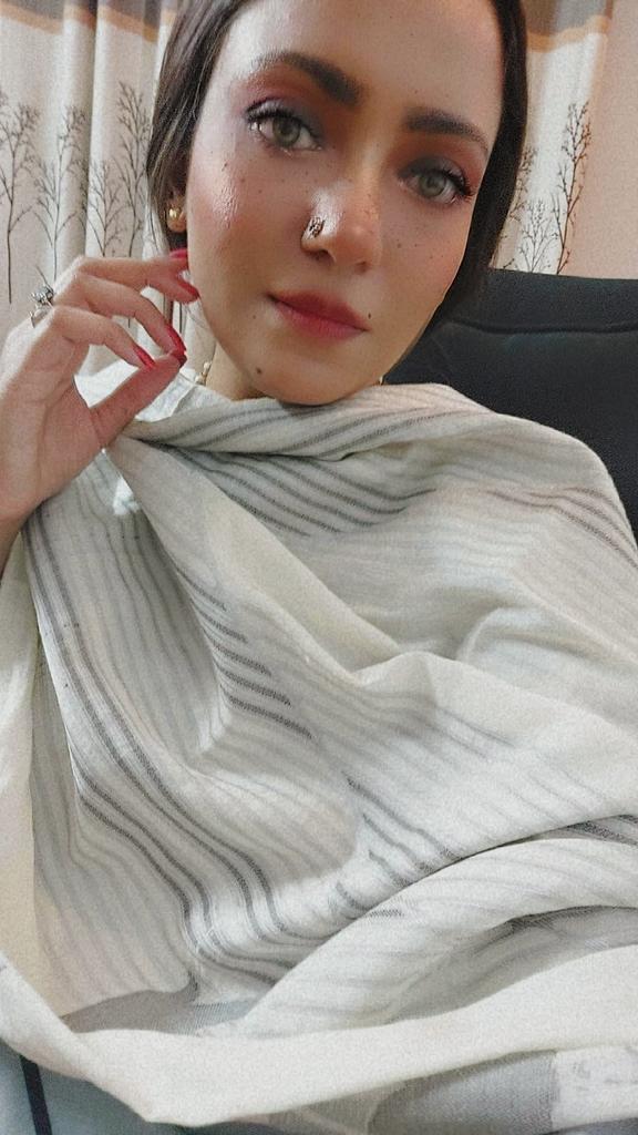 UroojTKhan's tweet photo. ہمیں ہم جیسے ہی پسند ہیں۔۔
تم نواب ہو تو گھر بیٹھو۔۔😌😌
#FridayVibes #fridaymood #weekendCalls #UroojTKhan 💫 https://t.co/yYKCaEPxlv