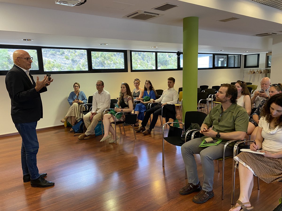 UdAndorra's tweet photo. Per acabar la setmana, l’@UdAndorra rep la visita d’una delegació del College of the Rockies (Canadà), una de les universitats amb qui tenim signat un conveni de mobilitat internacional 🤝🌎
#studyabroad #studyinAndorra https://t.co/QQPwC1fco2