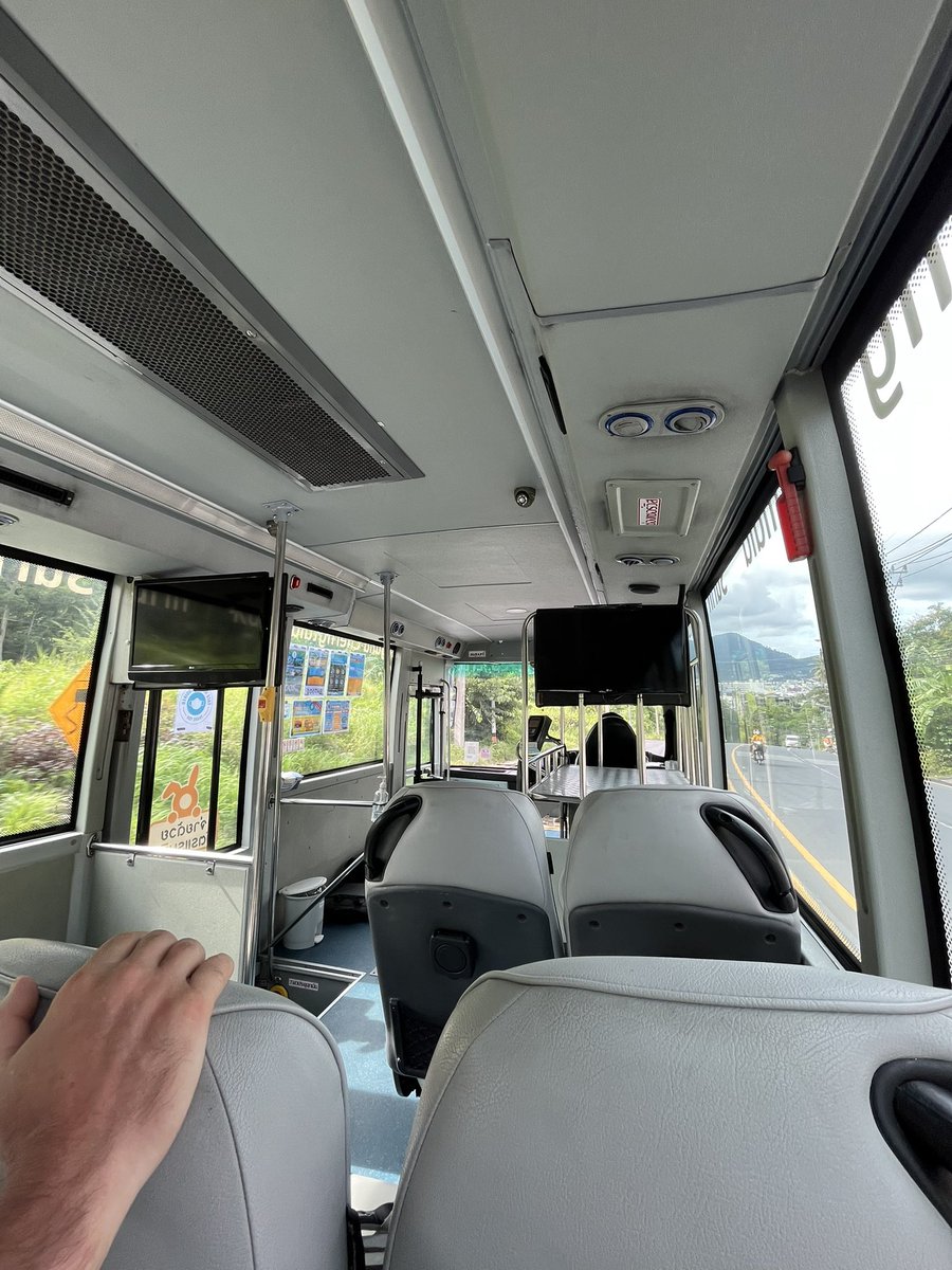 AeBetter2Gether's tweet image. รีวิวPhuket Smart Bus 100 บาทตลอดสาย ด้วยที่เวลาเหลือเยอะ เราเลยลองขึ้นจากกะตะไปสนามบิน ใช้เวลา 1.5 hr จริงๆมันเกือบ 2 ชม แต่ว่าบางจุดไม่มีคนขึ้น เค้าก็ไม่จอด แอร์เย็น นั่งสบาย ดูวิวบ้าง หลับบ้าง เดี๋ยวก็ถึง ถ้าขึ้นtaxi คือ 800-1,000 จ้า ละใช้เวลา 1 ชม เผื่อเป็นทางเลือกเดินทางค่า