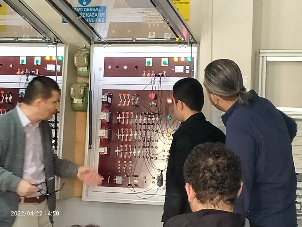 Türk Telekom MTAL Elektrik Alanı Kumanda Atölyesinde 10. Sınıf öğrencileri tarafından kumanda devresi yapıldı. Cemil Meriç AL. öğrencileri bu faaliyetleri izledikten sonra öğrencilerin bu uygulamaları beraberce yapmaları sağlandı.

<a href="/konyamem/">Konya İl MEM</a>
@seyitalibuyuk
@konyainsanmektebi