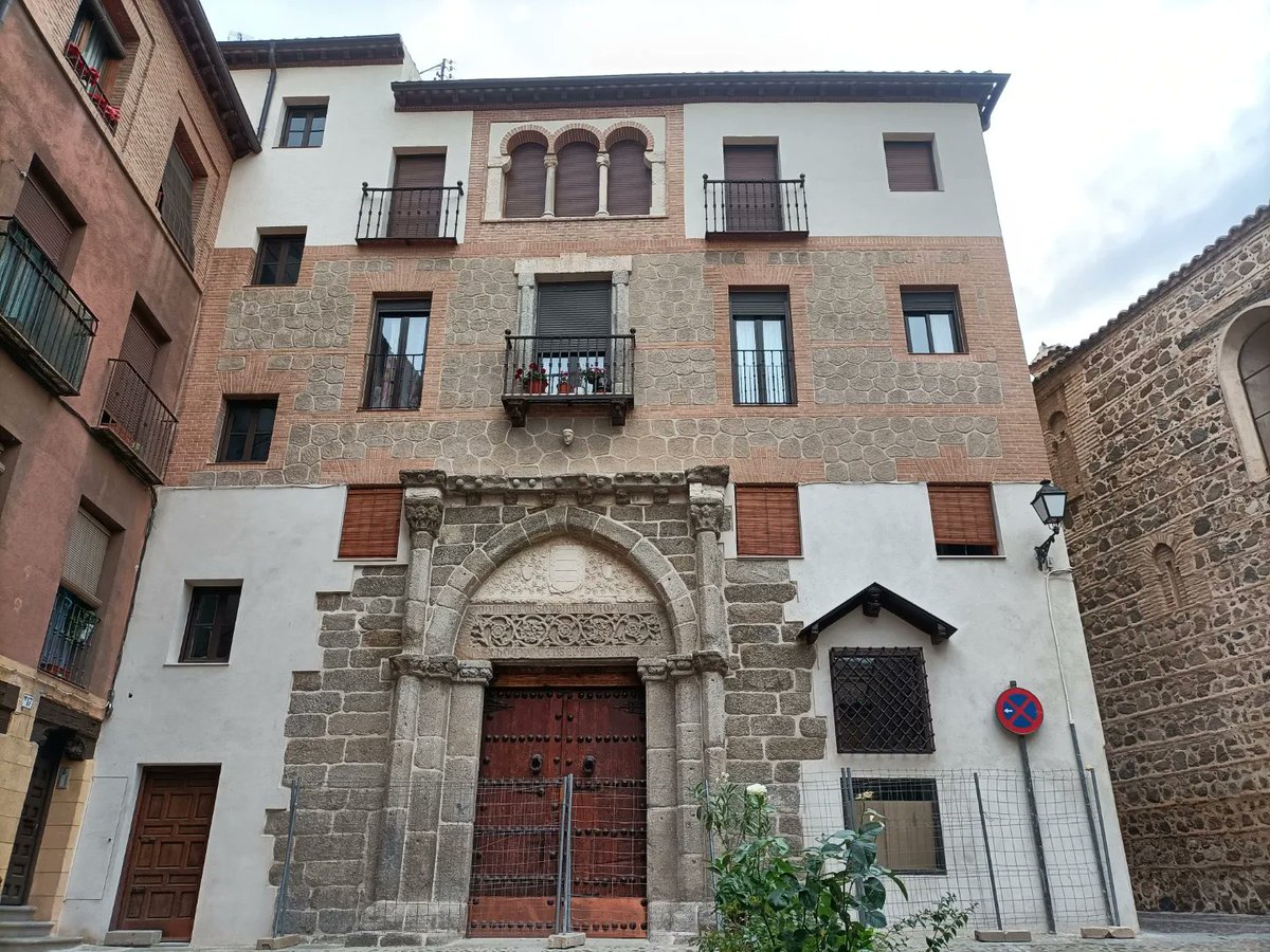 ConsorcioToledo's tweet photo. A punto de terminar la obra de restauración de la fachada del Palacio de los Toledo, en la calle Ciudad en #Toledo. Os mostramos el resultado de la intervención que, como os contamos en su día, ha mantenido a la vista los sillares originales de la puerta, del siglo XIV. https://t.co/Y9dzwODSSX