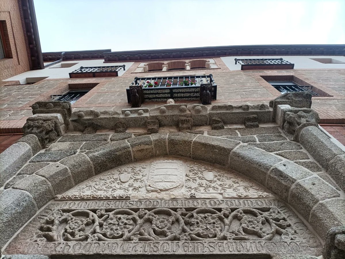 ConsorcioToledo's tweet photo. A punto de terminar la obra de restauración de la fachada del Palacio de los Toledo, en la calle Ciudad en #Toledo. Os mostramos el resultado de la intervención que, como os contamos en su día, ha mantenido a la vista los sillares originales de la puerta, del siglo XIV. https://t.co/Y9dzwODSSX